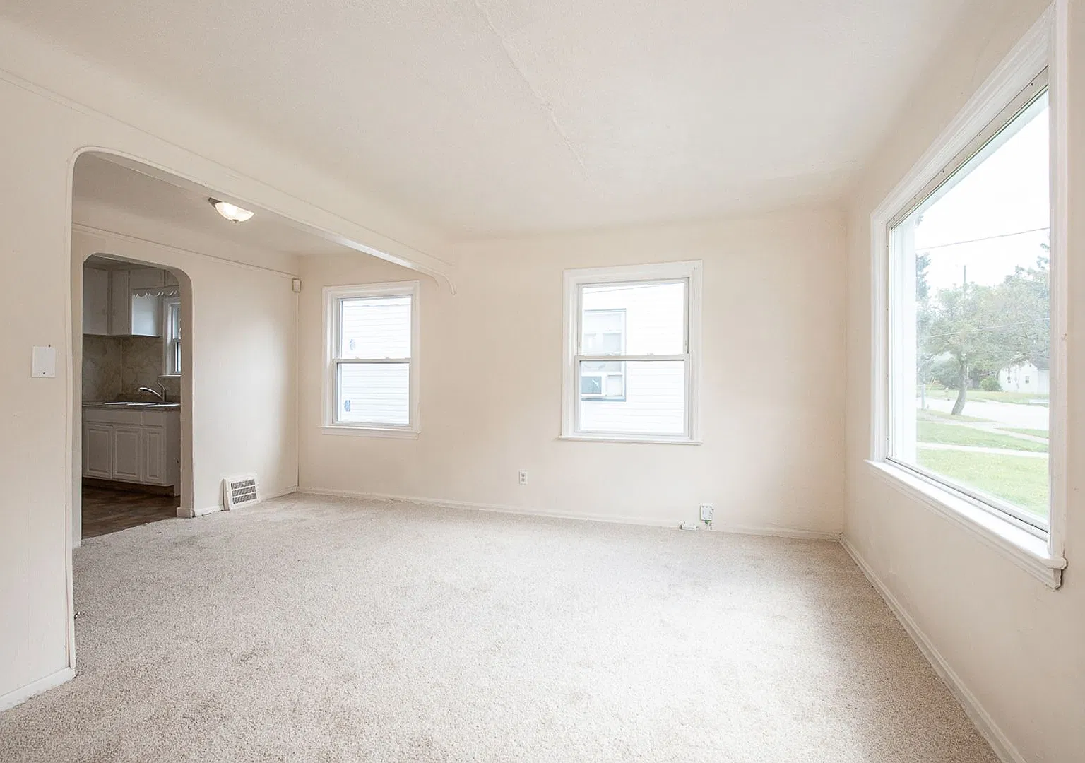 3 Bed 1 Bath Beautiful Single Family Home In Cleveland! — Photo 1