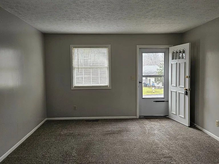 1242 Colonial Dr — Photo 2