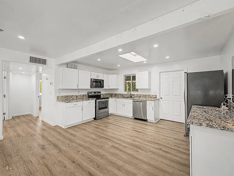 2309 N Columbus Blvd — Photo 6