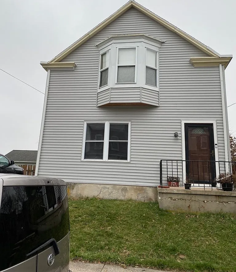 3 bed, 1200 sqft, $1,900 — Photo 1
