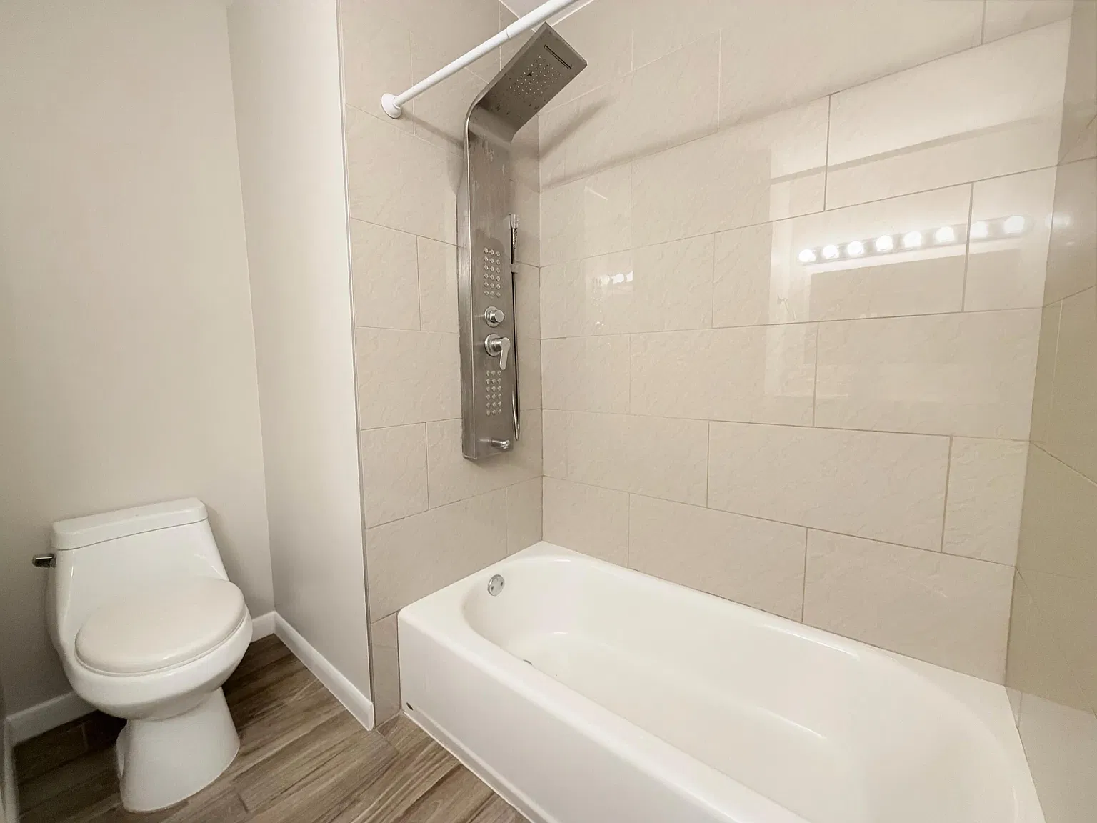 2 bed, 2.0 bath, 892 sqft, $2,350 — Photo 3