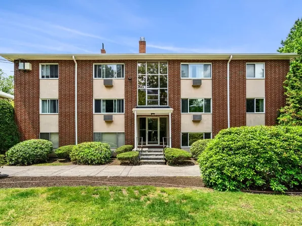 4 Albert Dr Unit 2, Woburn, MA 01801