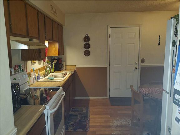 4th image of 15 Elmwood St