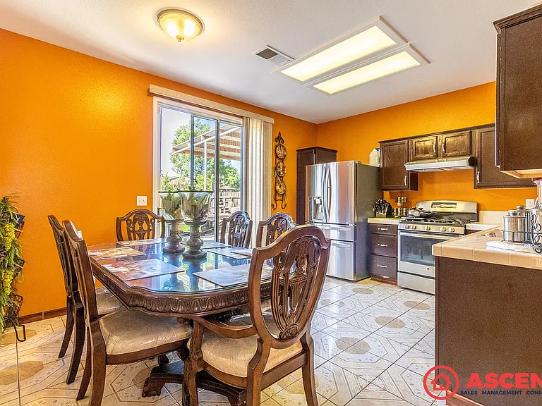 1810 Martinho Ave — Photo 8