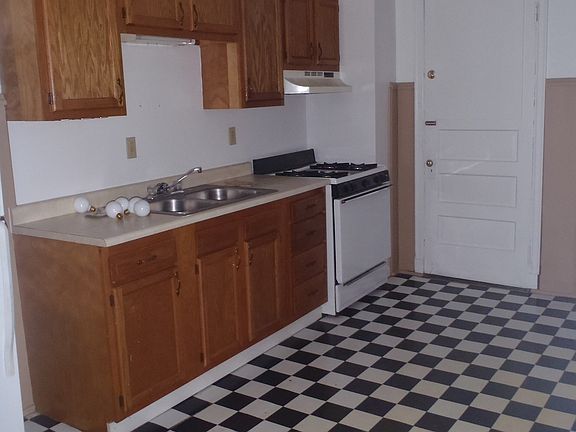 3rd image of 599 Lowell Ave APT 2