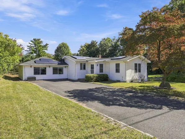 16 Oak St, Southwick, MA 01077