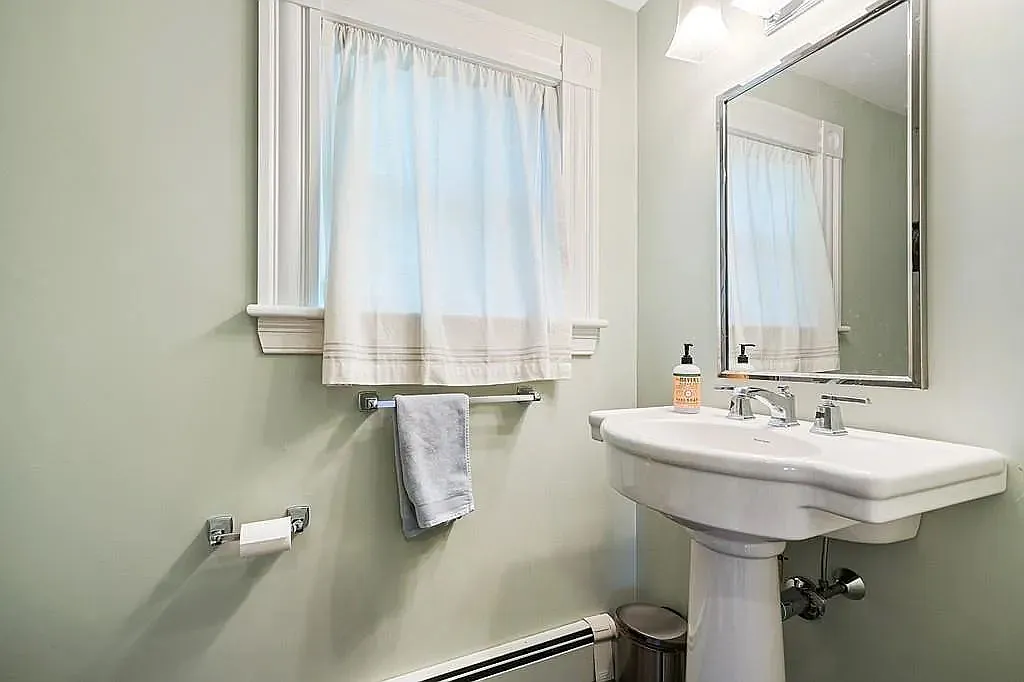 5 bed, 1.5 bath, 1754 sqft, $4,500 — Photo 2
