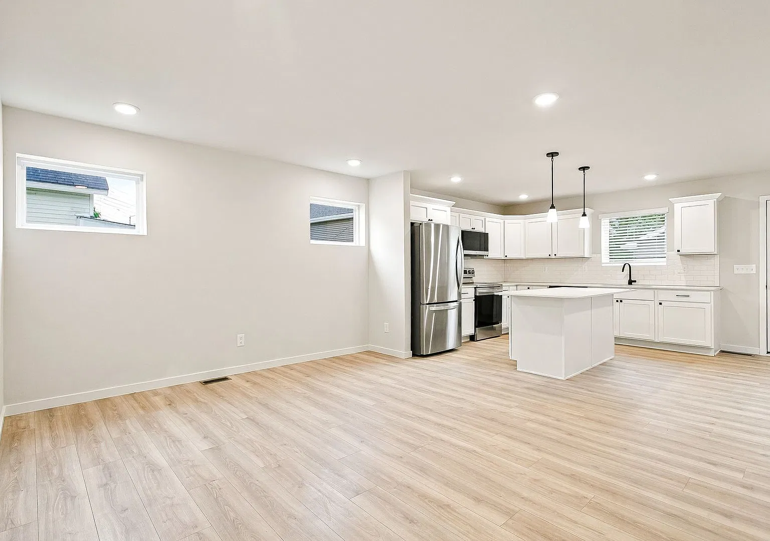 Take advantage of this exclusive offer and enjoy a reduced security deposit of just $1,000. Appli... — Photo 3