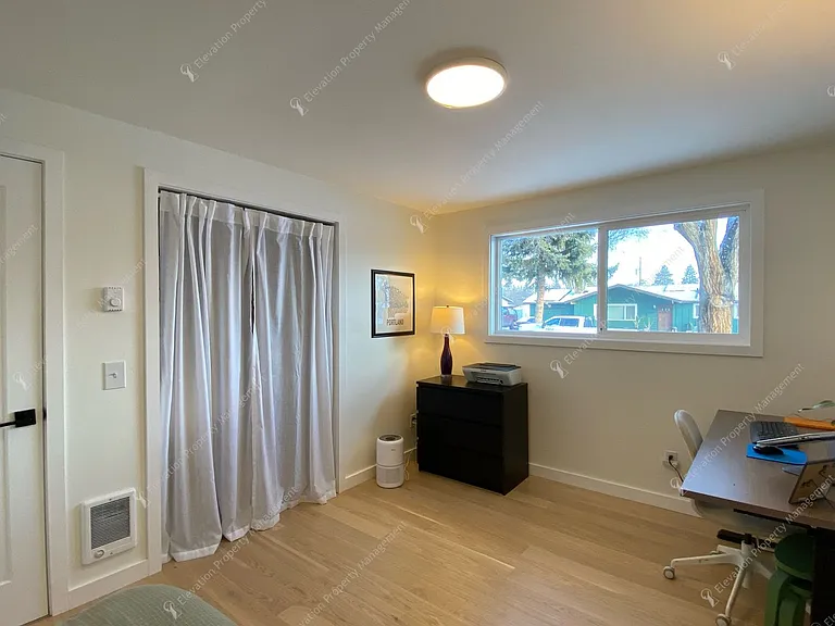 1213 NE Hollinshead Dr — Photo 13