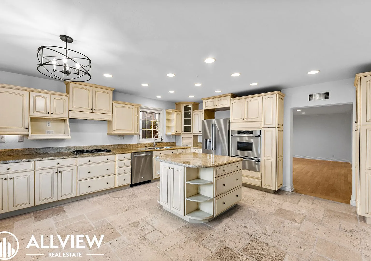 Spacious 3-Bedroom Lido Residence with Rooftop Deck | Moments from the Harbor — Photo 1