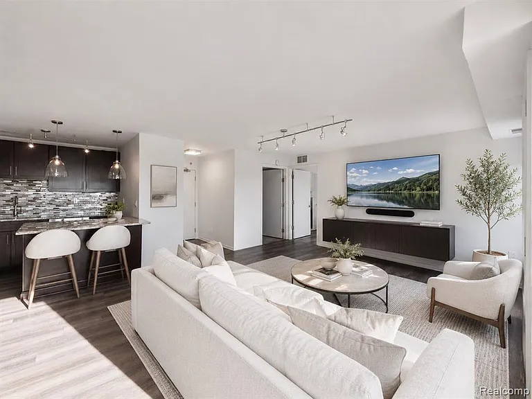 411 S Old Woodward Ave #714 — Photo 5
