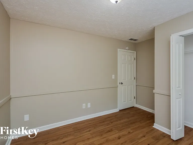 220 Lakefront Dr — Photo 13