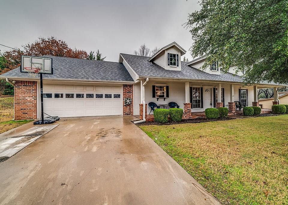 1st image of 310 Lakewood Dr