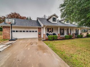 310 Lakewood Dr, Waxahachie, TX 75165