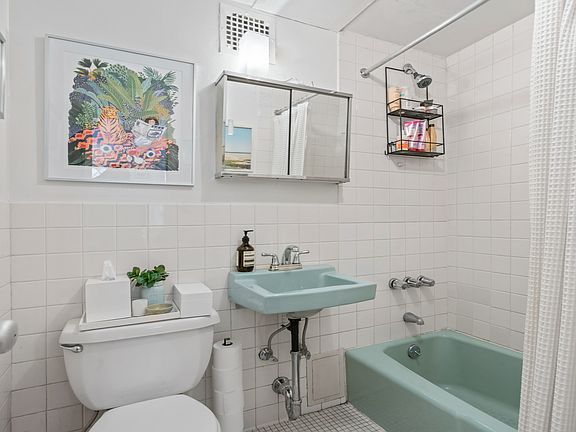5th image of 123 W 3rd St APT L