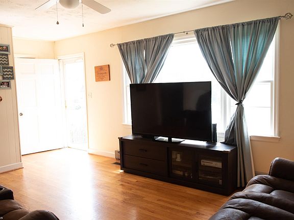 3rd image of 611 5th St NE