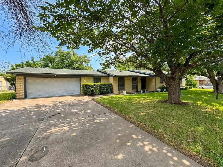 605 Bellaire Dr — Photo 2