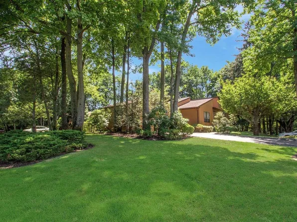 12 Augusta Lane #12, Manhasset, NY 11030