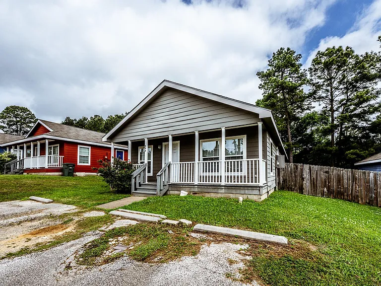 110 Varsity Dr — Photo 2