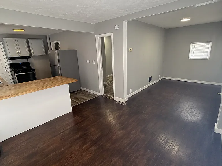 1435 E 4th St — Photo 4