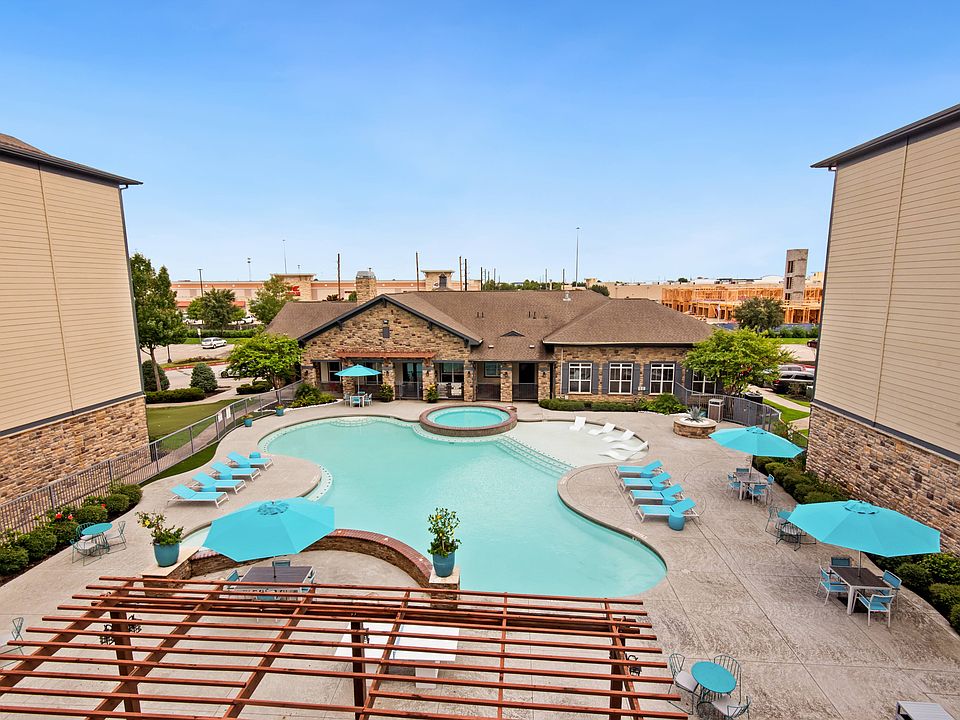 Resort-Style Swimming Pool at Katy Ranch Apartments in Katy, TX
