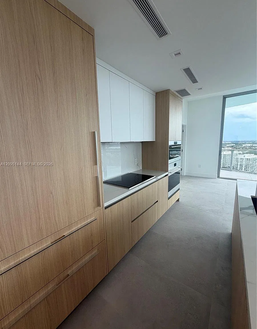 One Park Tower — Photo 4