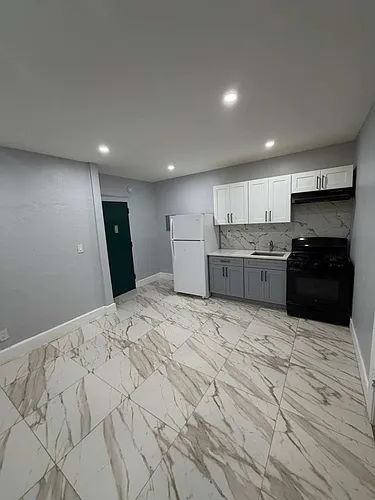 408 Leslie St Photo 1