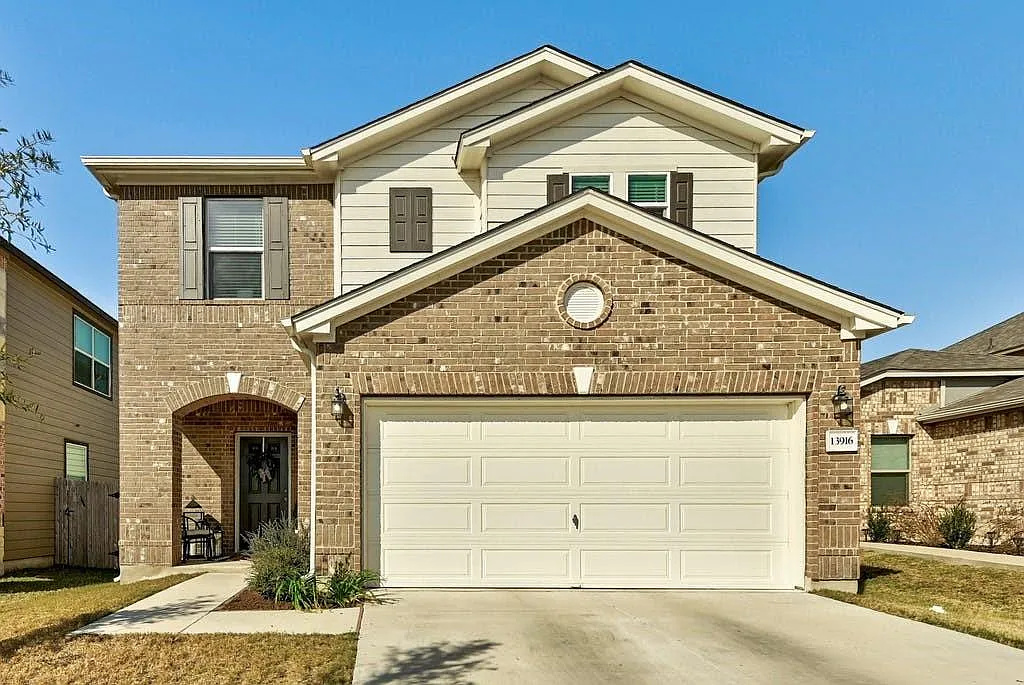 4 bed, 2.5 bath, 2101 sqft, $2,149 — Photo 2