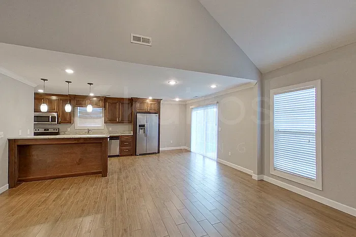 3 bed, 2.0 bath, 1804 sqft, $1,975 — Photo 4