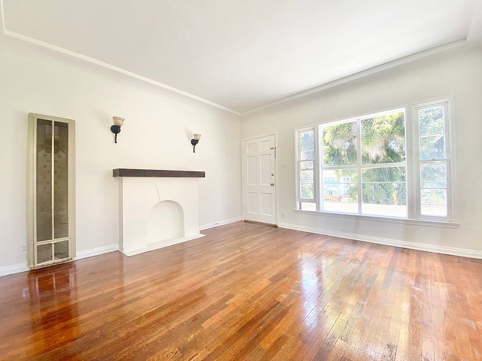 1st image of 518 N Heliotrope Dr #1/2