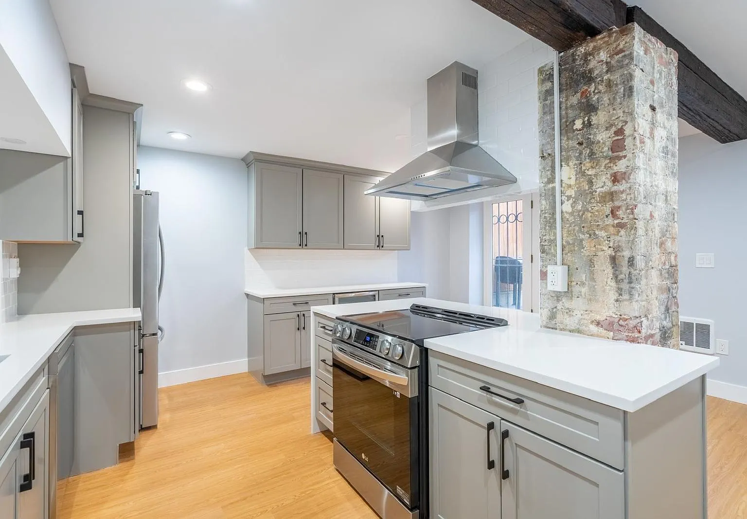 2 bed, 1000 sqft, $4,000 — Photo 1