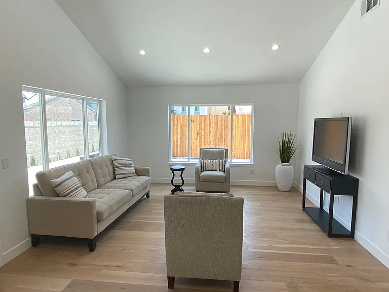 6735 Glade Ave — Photo 9
