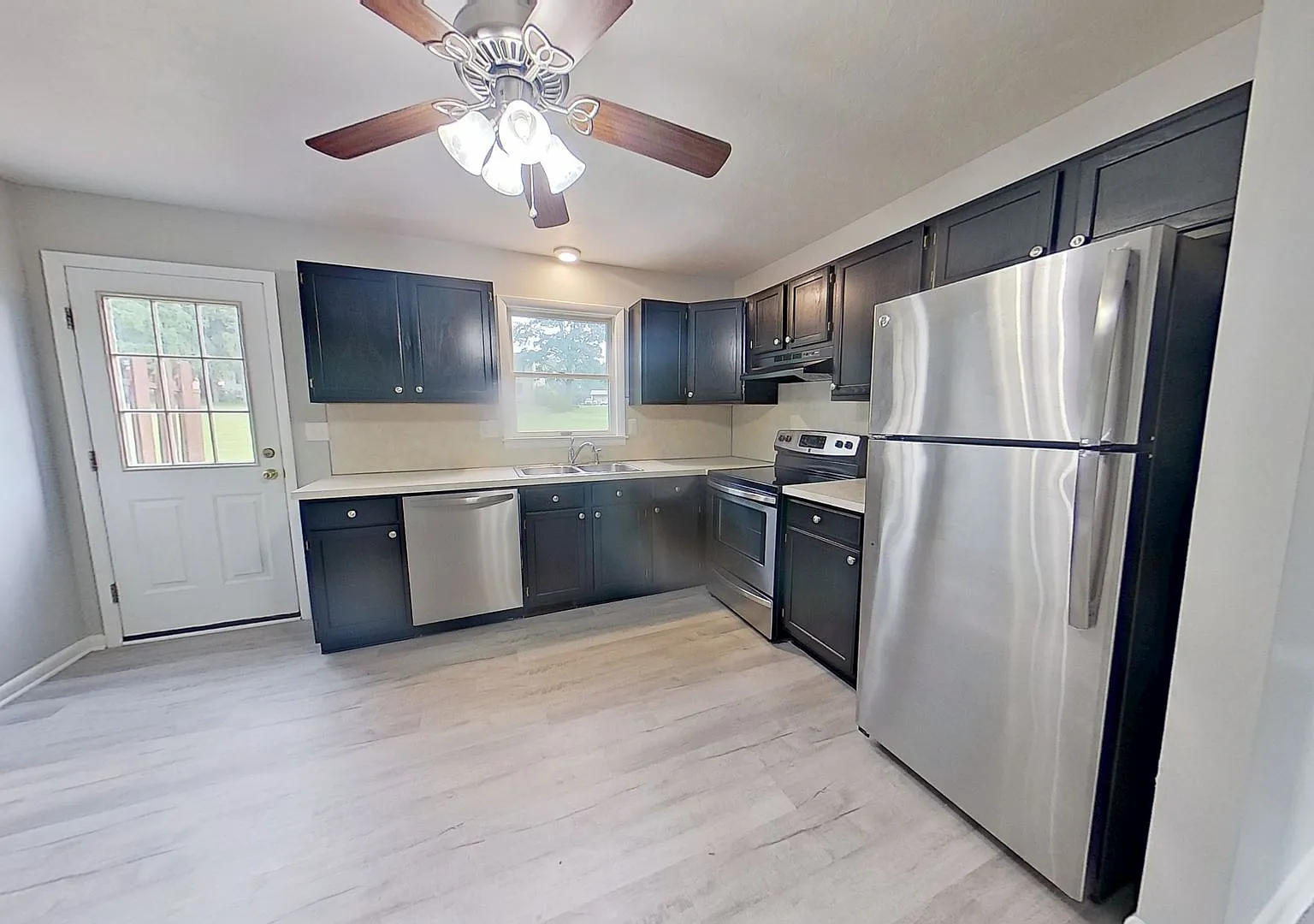 Newly Renovated Townhome in Dallastown — Photo 3