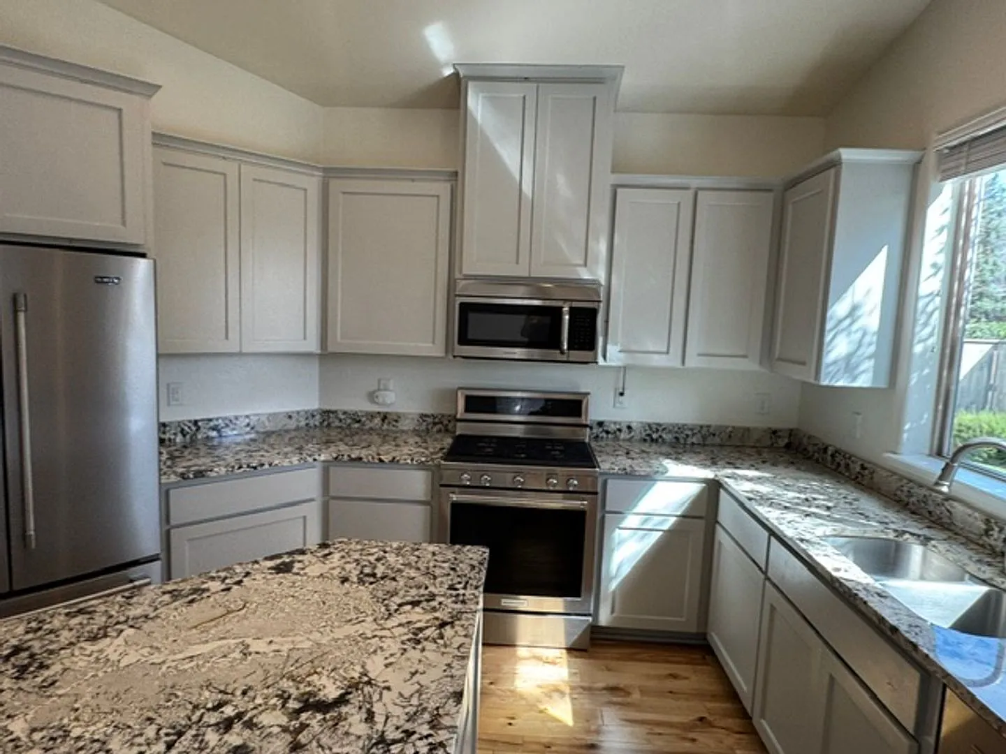 Spacious & Beautiful 3-Bedroom Home With Central A/C & Fireplace! — Photo 2