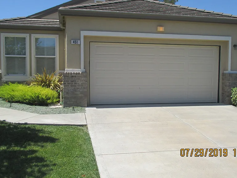 451 Edgewood Dr — Photo 1