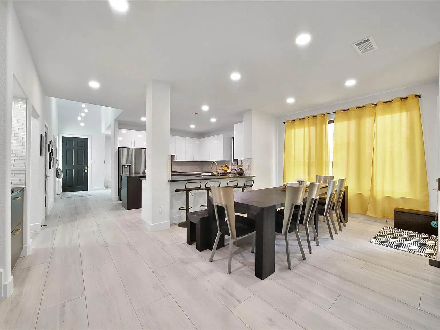 5 bed, 4.0 bath, 3745 sqft, $3,500 — Photo 2