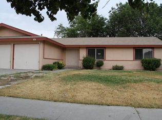 885 W Hawthorne St, Bloomington, CA 92316