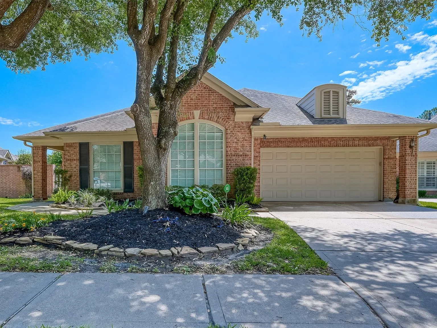 2 bed, 2.0 bath, 2039 sqft, $2,995 — Photo 1