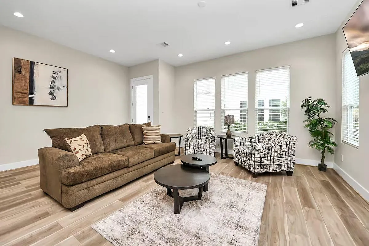 3 bed, 2.5 bath, 1953 sqft, $2,600 — Photo 3