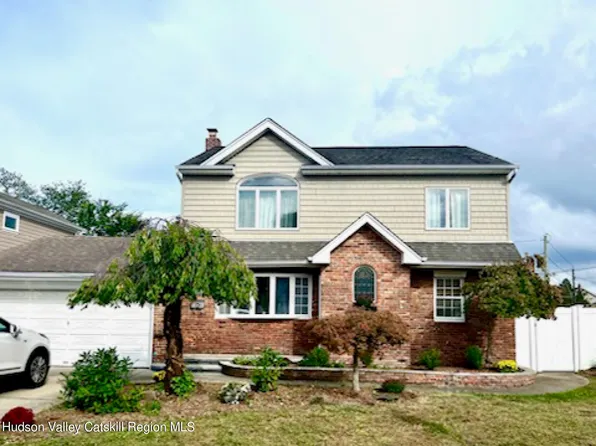 211 Lee Avenue, Hicksville, NY 11801
