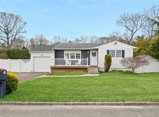 190 Holiday Blvd, Center Moriches, NY 11934