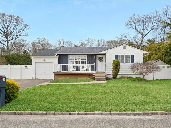 190 Holiday Boulevard, Center Moriches, NY 11934