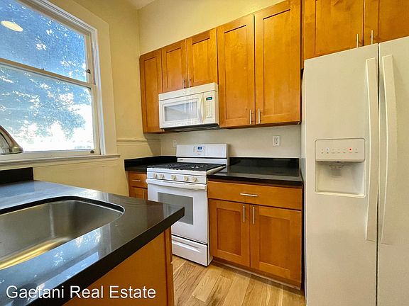 4th image of 561 Baker St APT 2