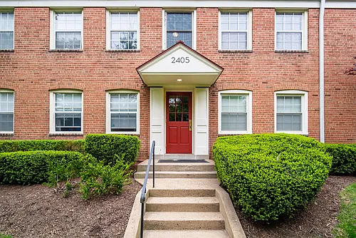 2405 Arlington Blvd #202 Photo 1