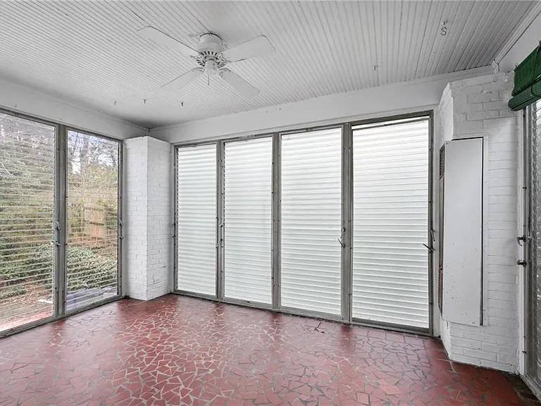 2878 N Hills Dr NE — Photo 8