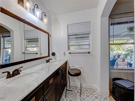 4th image of 838 Zinnia Cir