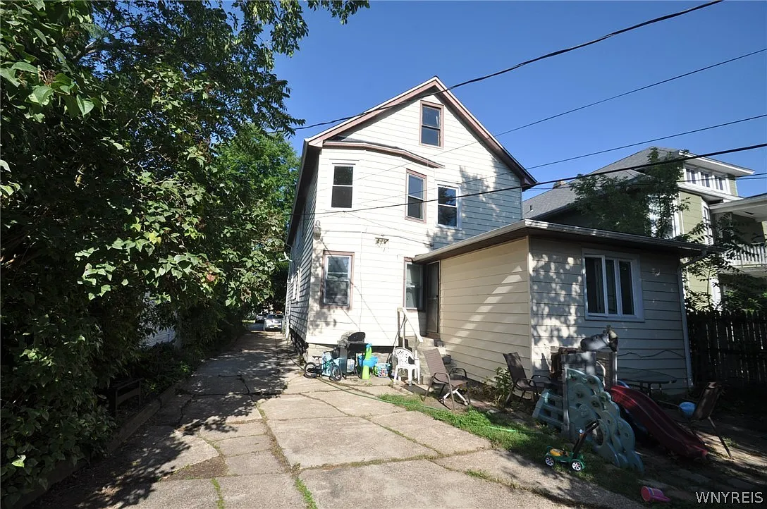 3 bed, 1.0 bath, 2743 sqft, $1,800 — Photo 2