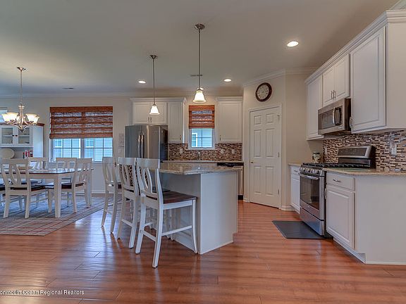 3rd image of 19 Woodview Dr