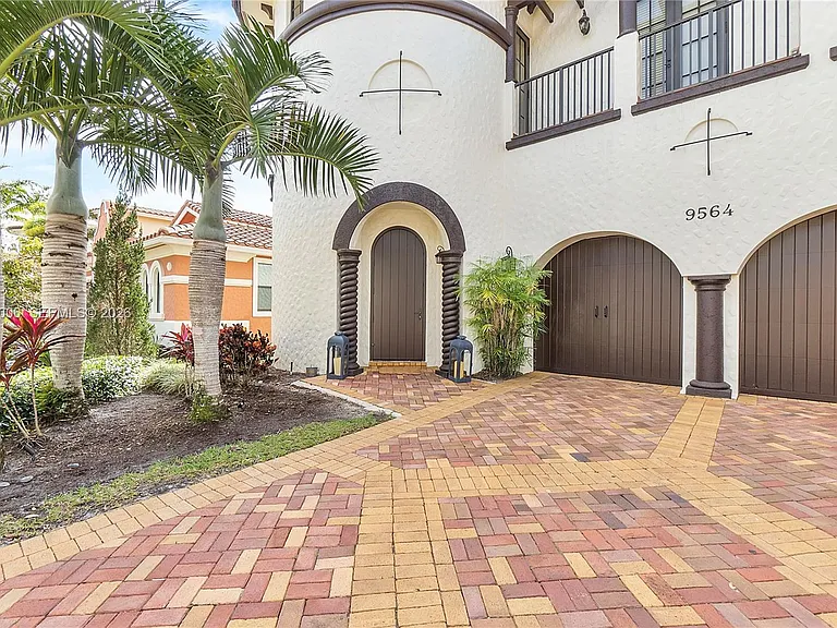9564 Exbury Ct — Photo 3