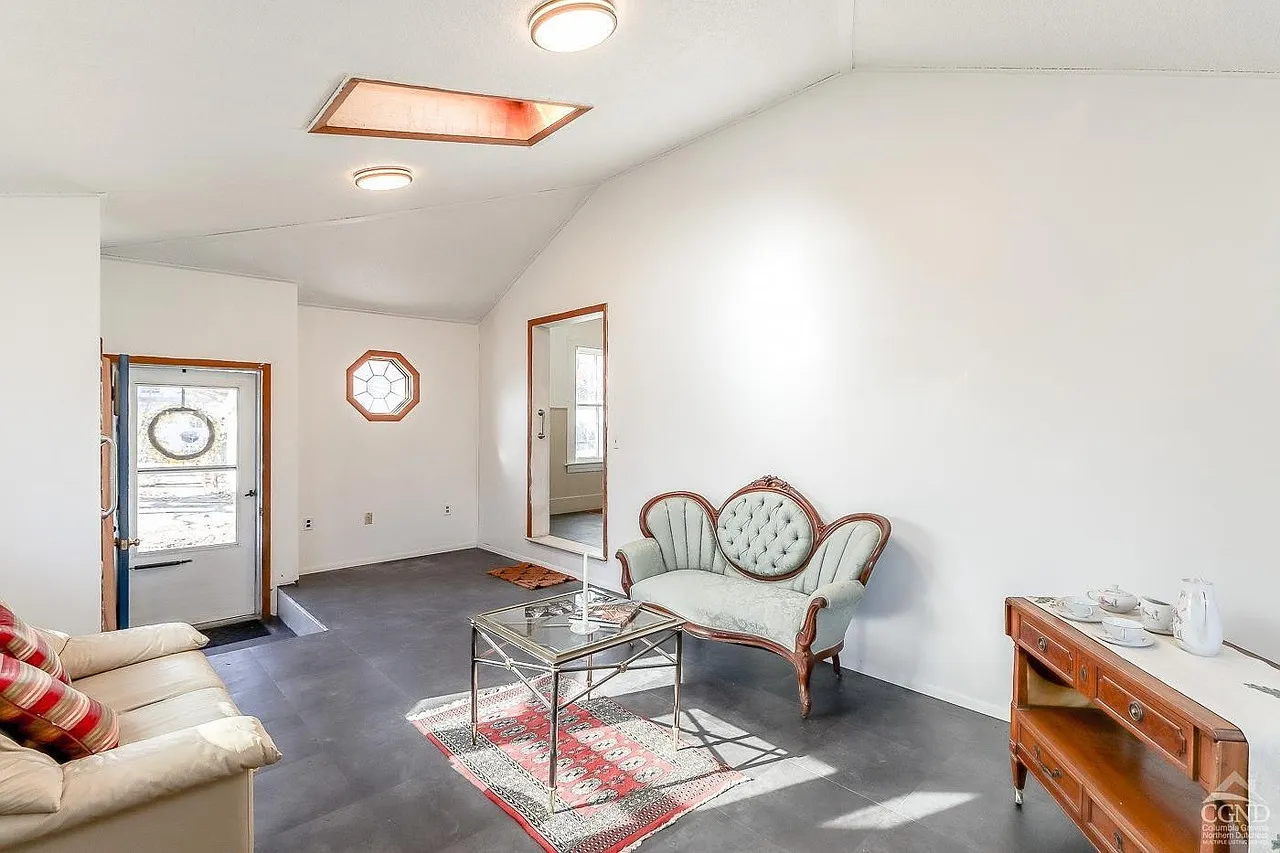 2 bed, 1300 sqft, $1,800 — Photo 3